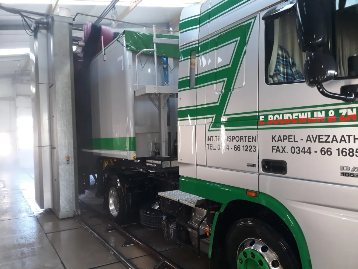 Schone vrachtwagen na de wasbeurt