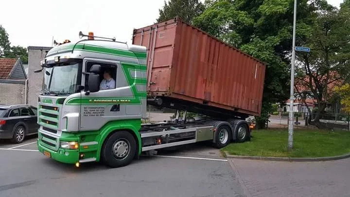 Vrachtwagen met zeecontainer