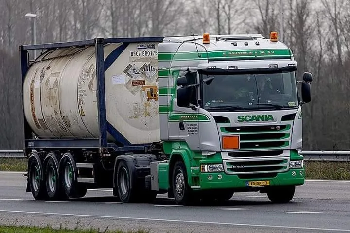 Trekker met tankcontainer