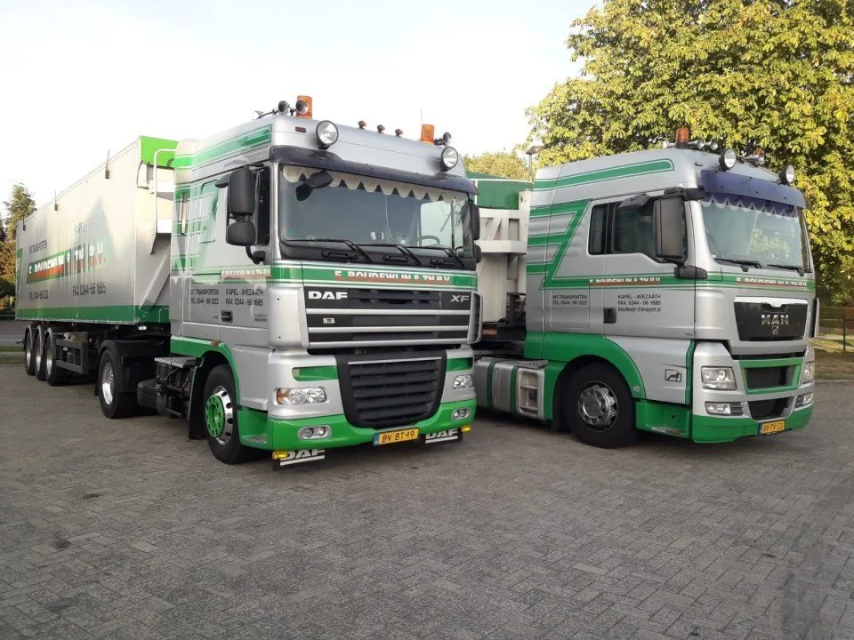 Twee trekkers van Boudewijn Transport