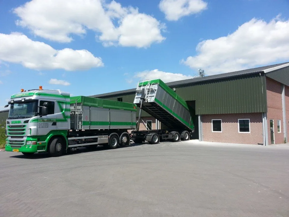 Vrachtwagen met kippertrailer voor de loods van Boudewijn Transport