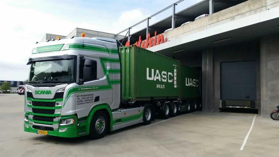 Vrachtwagen aan het laadperron
