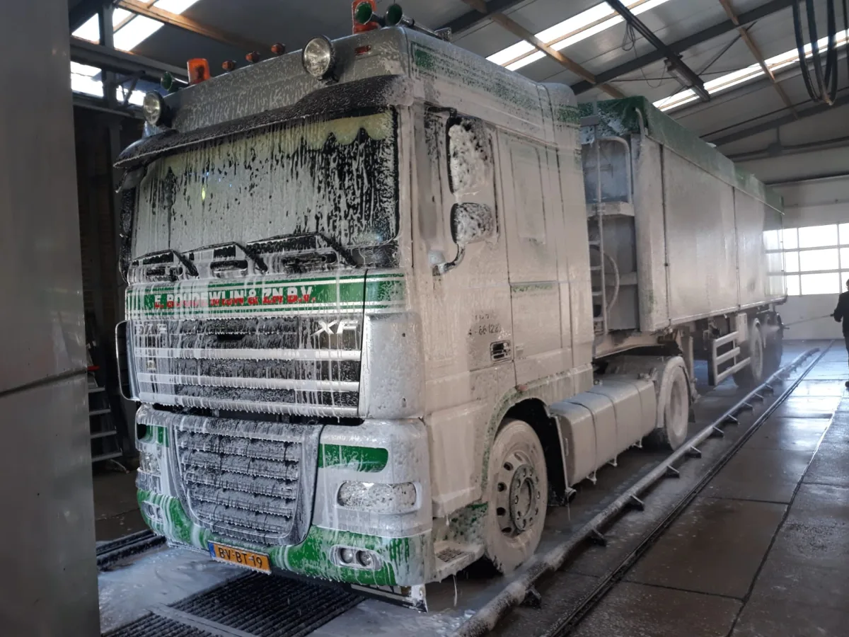 Vrachtwagen in de wasstraat