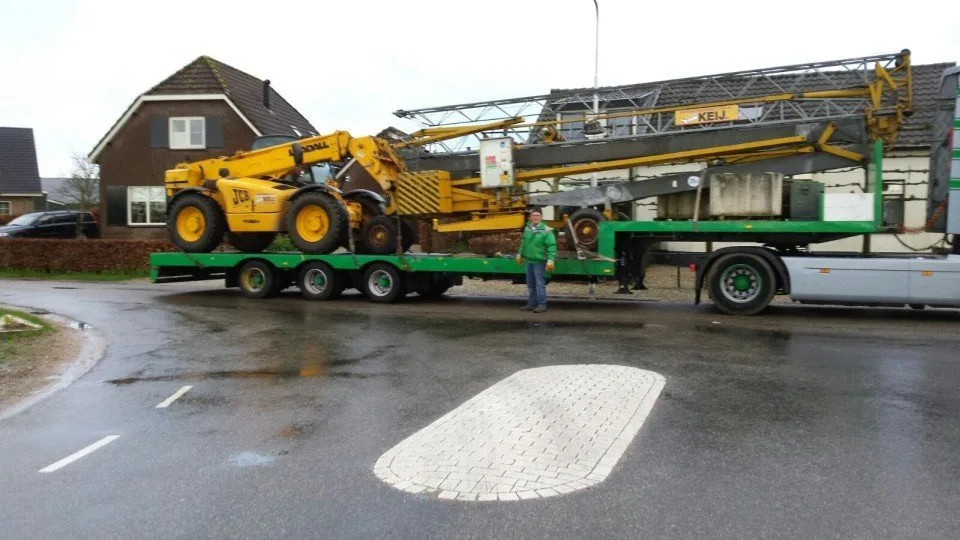 Dieplader met graafmachine