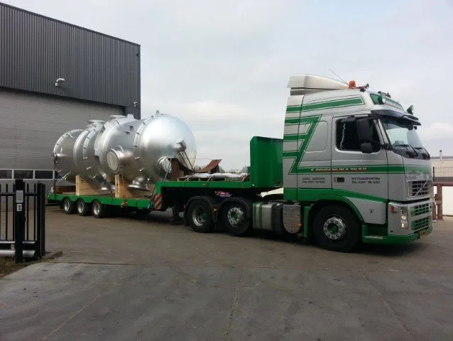 Trekker met dieplader en tank