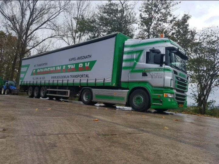 Trekker met schuifzeiltrailer