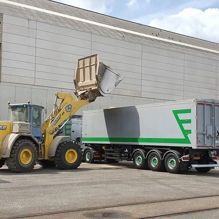 Shovel en trailer op het terrein