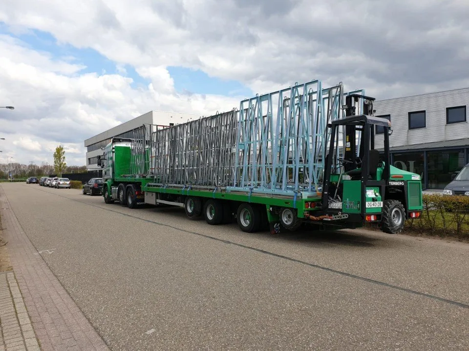 Trailer met glasrekken