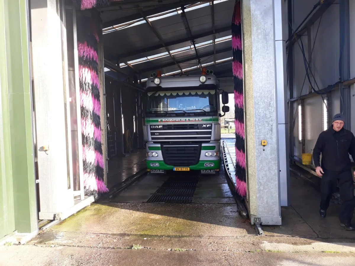 Wasstraat voor vrachtwagens