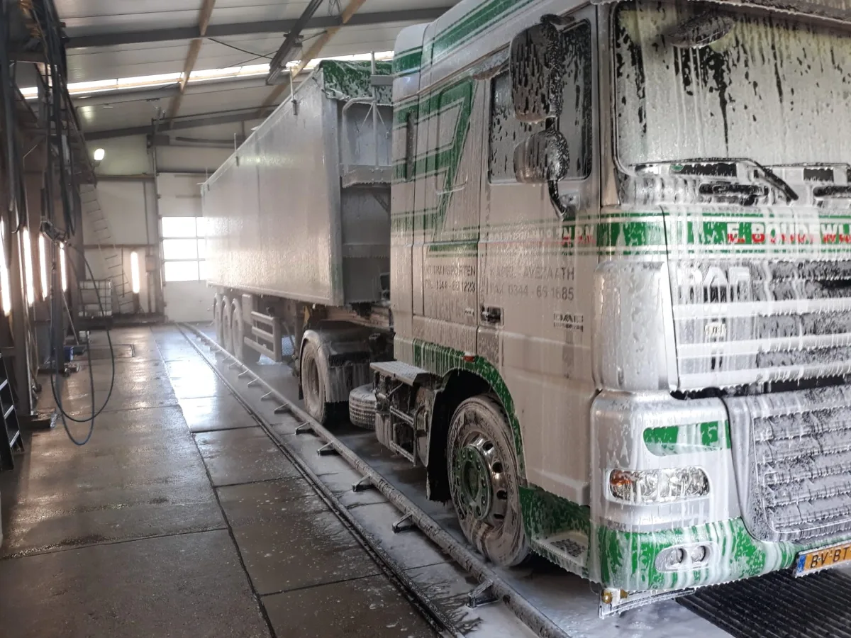 Vrachtwagen in de wasstraat