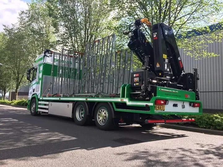Vrachtwagen met kraan